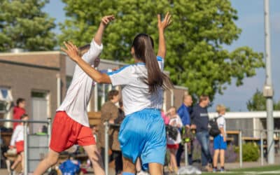 Geslaagd schoolkorfbaltoernooi in zon en regen